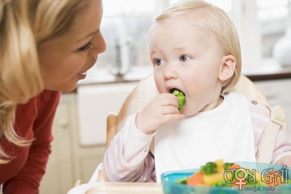 Giúp mẹ dạy bé tập ăn đúng cách 