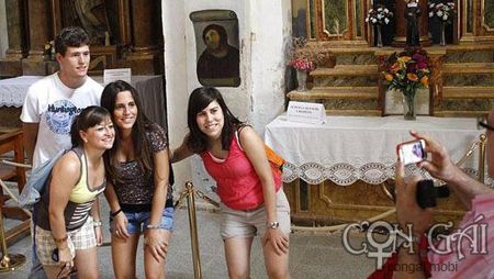 Bức tranh 'thảm họa' giúp nhà thờ hút khách du lịch