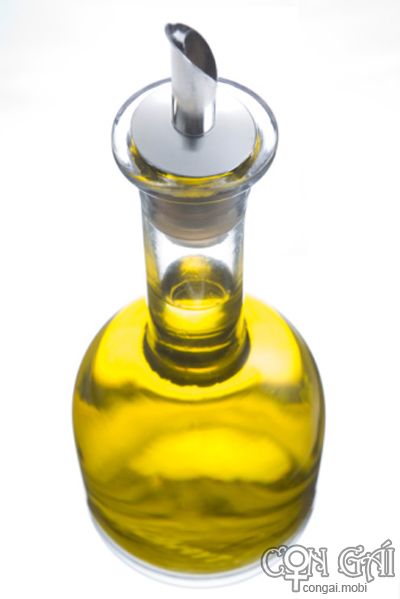 Những dụng cụ có vòi nhỏ giúp bạn tiết chế lượng dầu oliu khi sử dụng