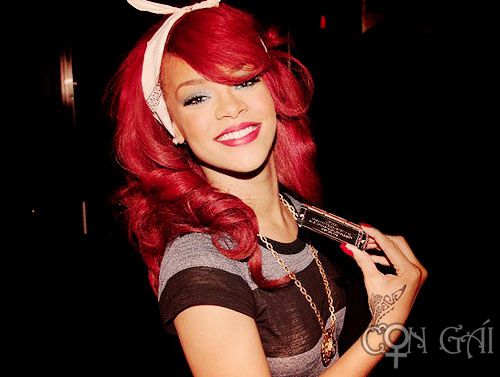 Nữ ca sĩ da màu Rihanna không ngại chơi màu sắc
