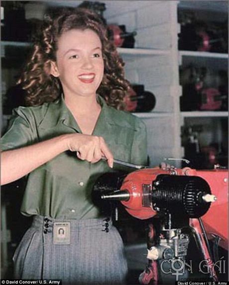 Hình ảnh Marilyn Monroe khi còn là thợ cơ khí
