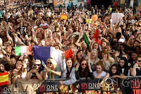 70.000 người chờ đợi thần tượng trong ngày One Direction ra mắt phim