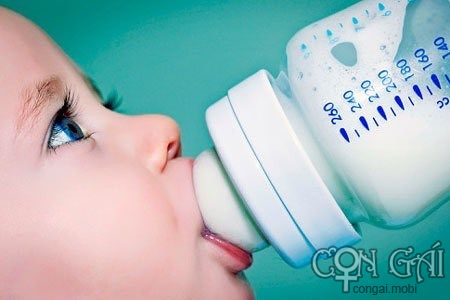 Những lỗi thường gặp khi pha sữa bột cho trẻ 