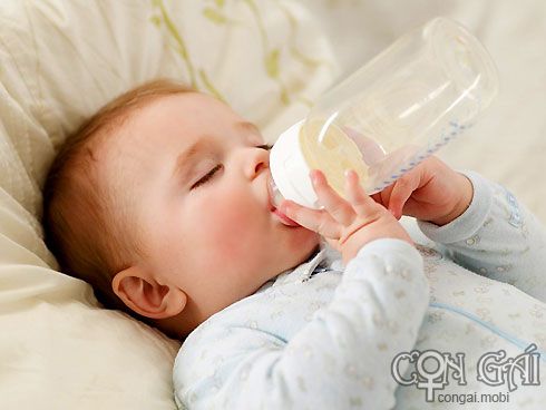 Khi ngủ, không nên cho bé uống sữa ngoài.