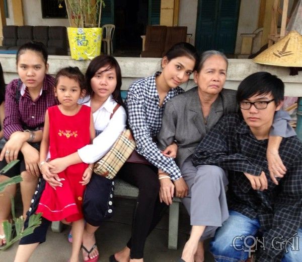 Hình ảnh đời thường của Trương Thị May bên gia đình