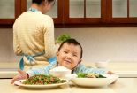 Giúp mẹ dạy bé tập ăn đúng cách