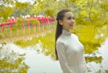 Yến Trang dịu dàng trong áo dài trắng bên hồ Gươm