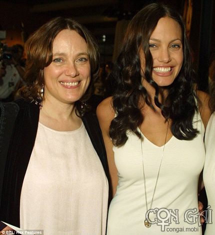Angelina Jolie giống mẹ như đúc