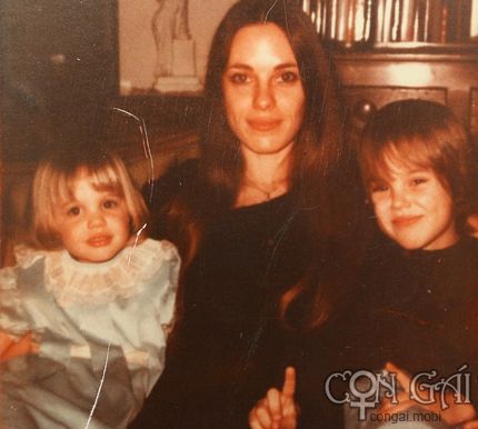 Angelina Jolie giống mẹ như đúc