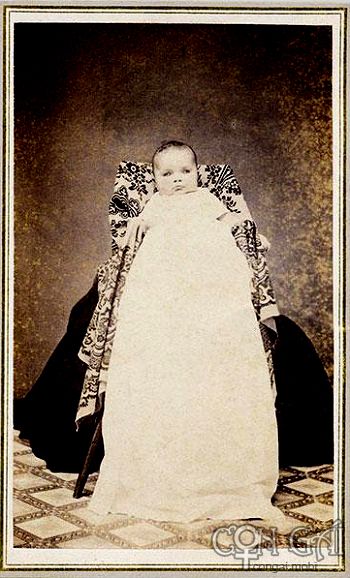 Hình ảnh 'kinh dị' của các bà mẹ trong những bức ảnh thế kỷ 19