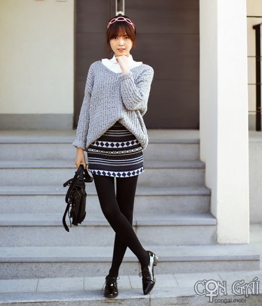 Sự kết hợp hoàn hảo giữa áo len và chân váy cho cô nàng công sở
