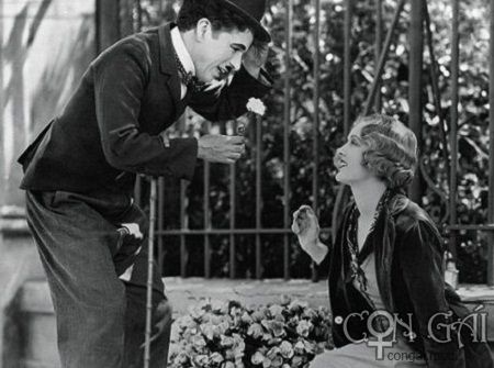 Charlie Chaplin từng bắt nữ diễn viên đóng cảnh bán hoa 342 lần